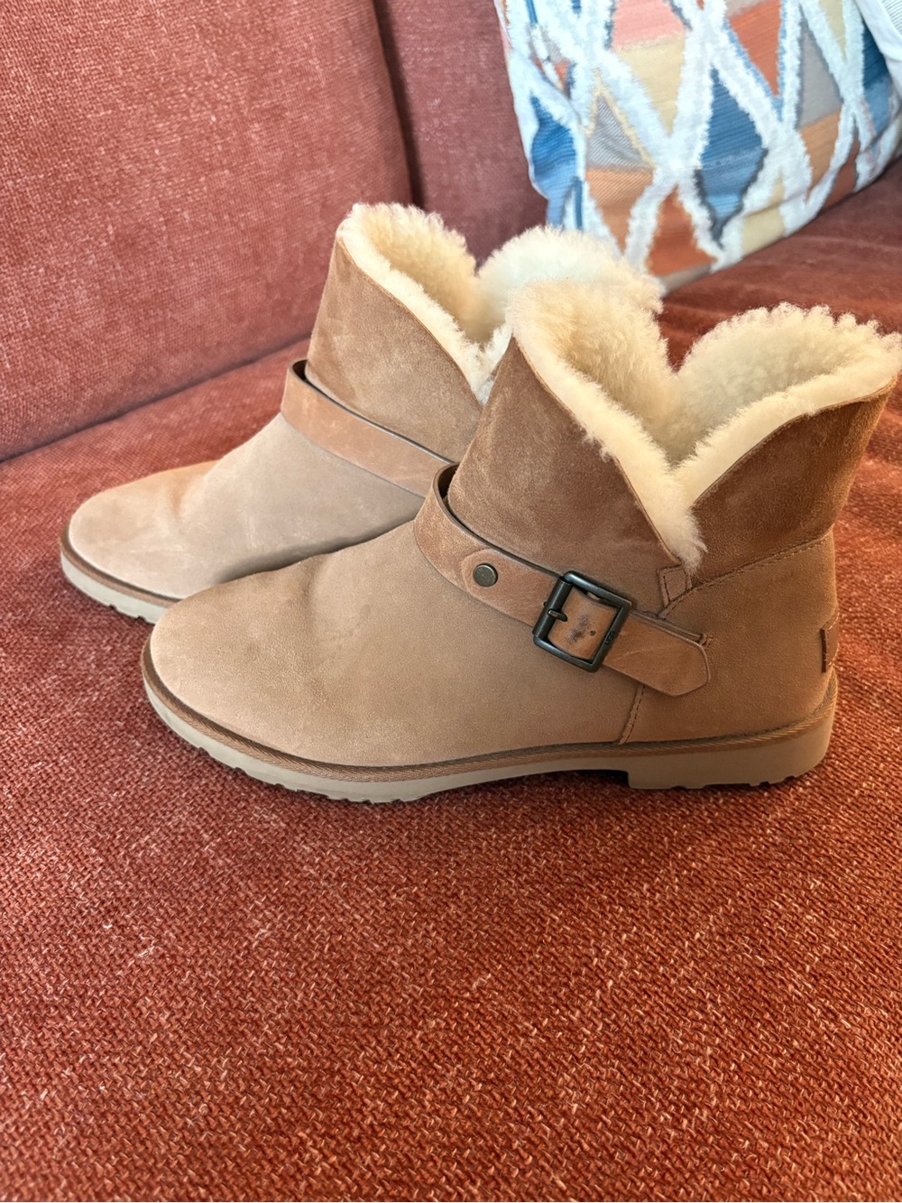 Romely Short buckle Uggs
